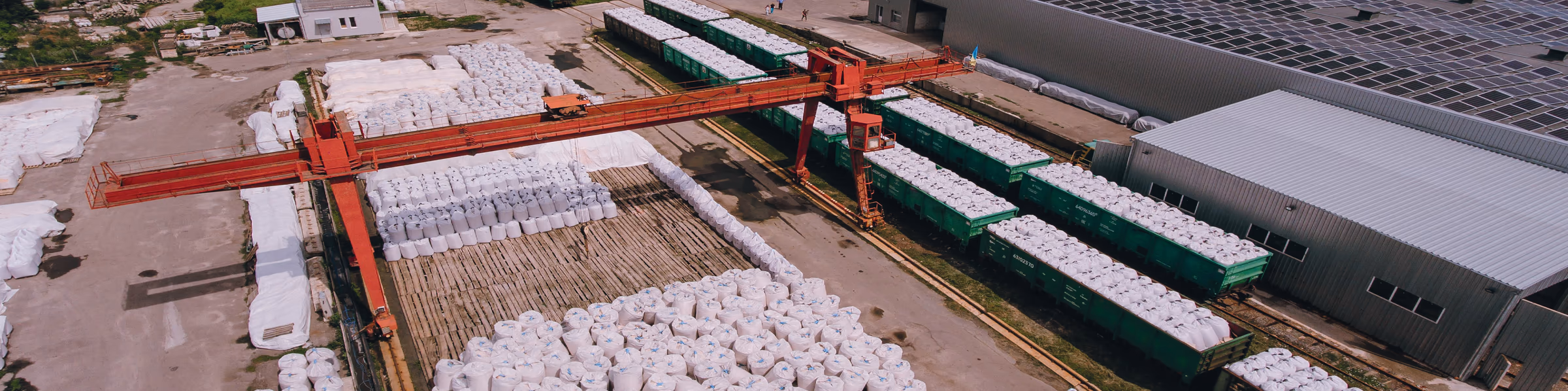 DÜNGER production site with railway wagons and bulk bags